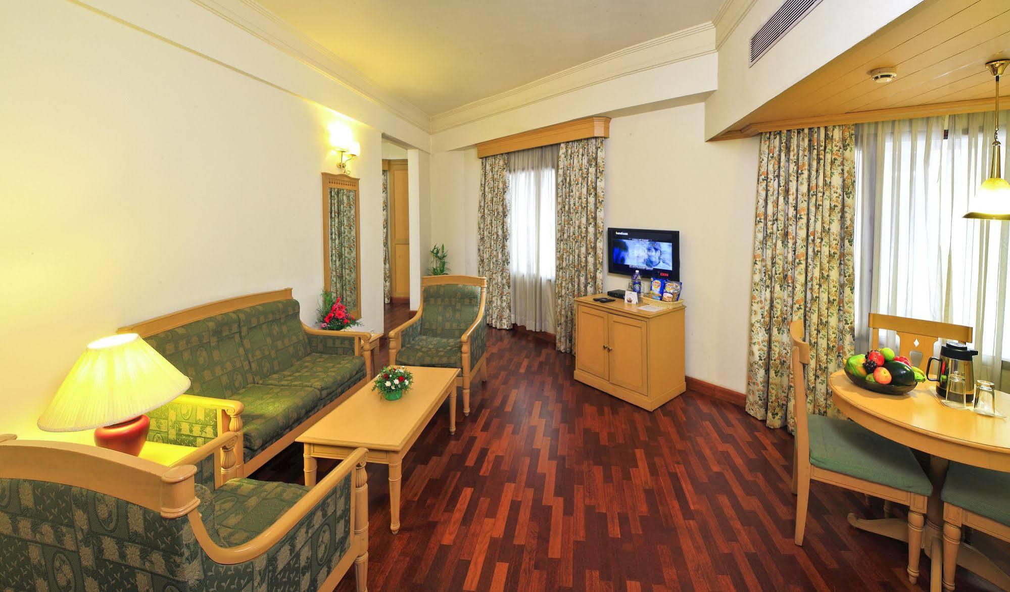 Abad Atrium Hotel Kochi Ngoại thất bức ảnh